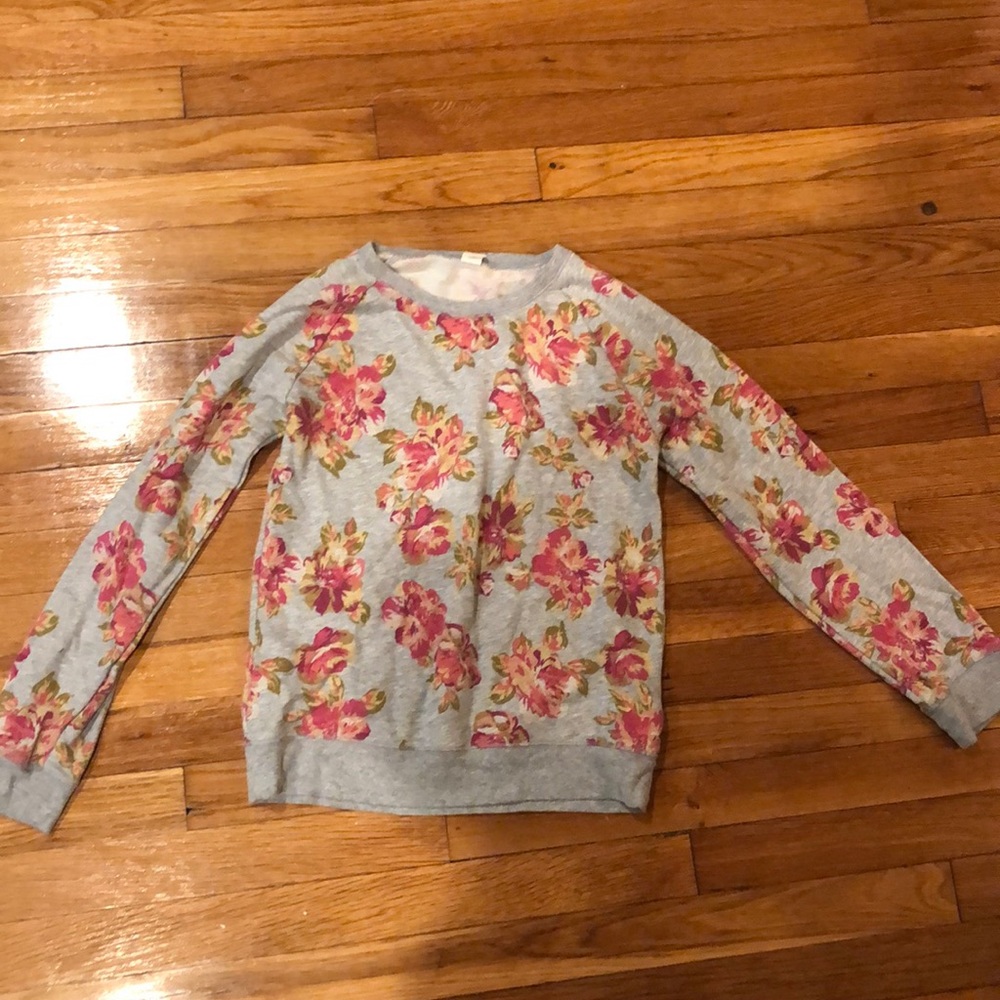 Long sleeve type sweatshirt that has pink flowers